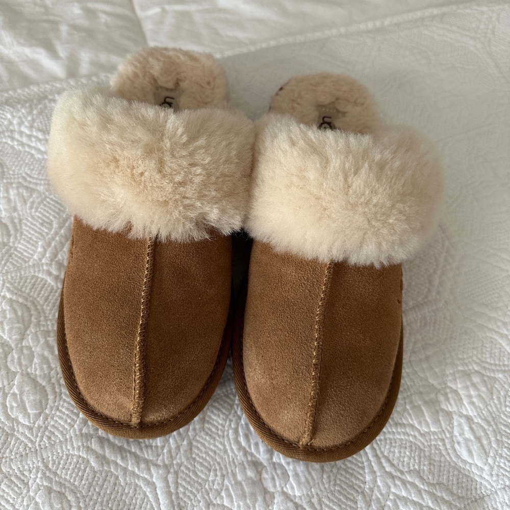 Ugg Slippers Size 4 Women/Girls